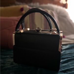 Super cute dressy black handbag!